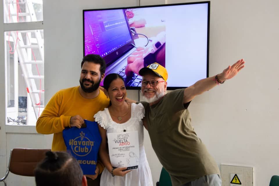 Erick Méndez y Yailén Aguilar, guionistas y realizadores de «Santa Bárbara: la leyenda del rayo» reciben los certificados de manos del profesor Omar Rincón. Foto: Rafael Fernández Rosell. 
