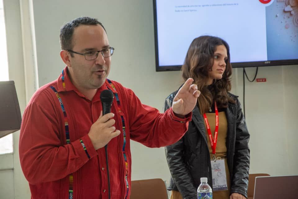 Jairo Alberto Pacheco y María Neisy Sosa, integrantes del equipo desarrollador de Rosalba, primera presentadora virtual de la Radio Cubana. Foto: Rafael Fernández Rosell. 