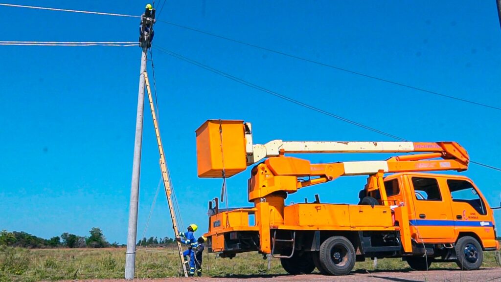 Trabajadores de la Empresa Eléctrica Pinar del Río energizaron una de las líneas de enlace del Parque Solar Fotovoltaico La Barbarita, con el objetivo de alistar las condiciones para su sincronización, próximamente, con el Sistema Electroenergético Nacional (PSFV).