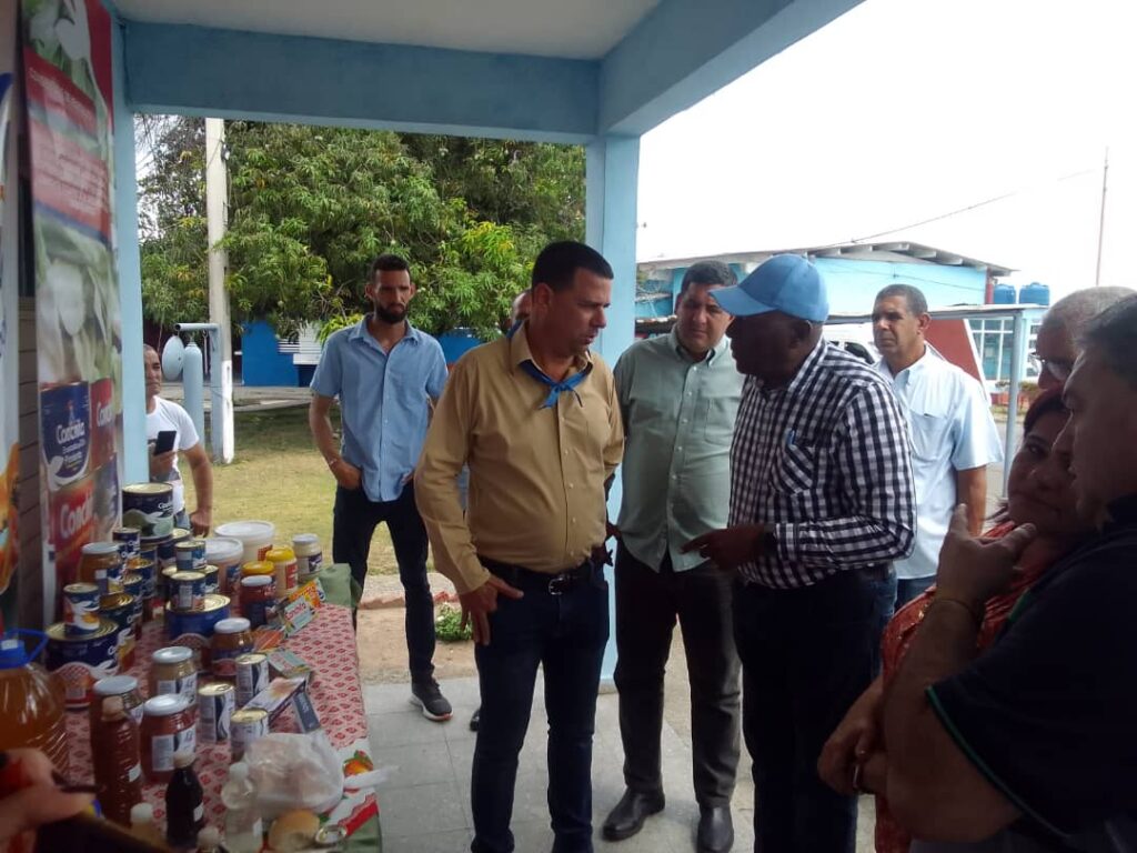 Valdés Mesa indagó acerca de los esquemas de exportación y detalles del proceso productivo en la fábrica de conservas La Conchita.