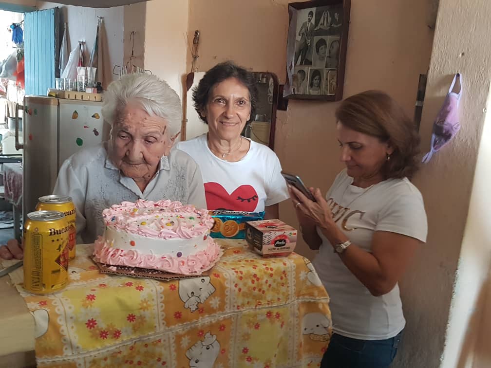 Ana María del Llano Barredo llegó a los 104 años de edad rodeada del amor de sus hijos, nietos y vecinos.