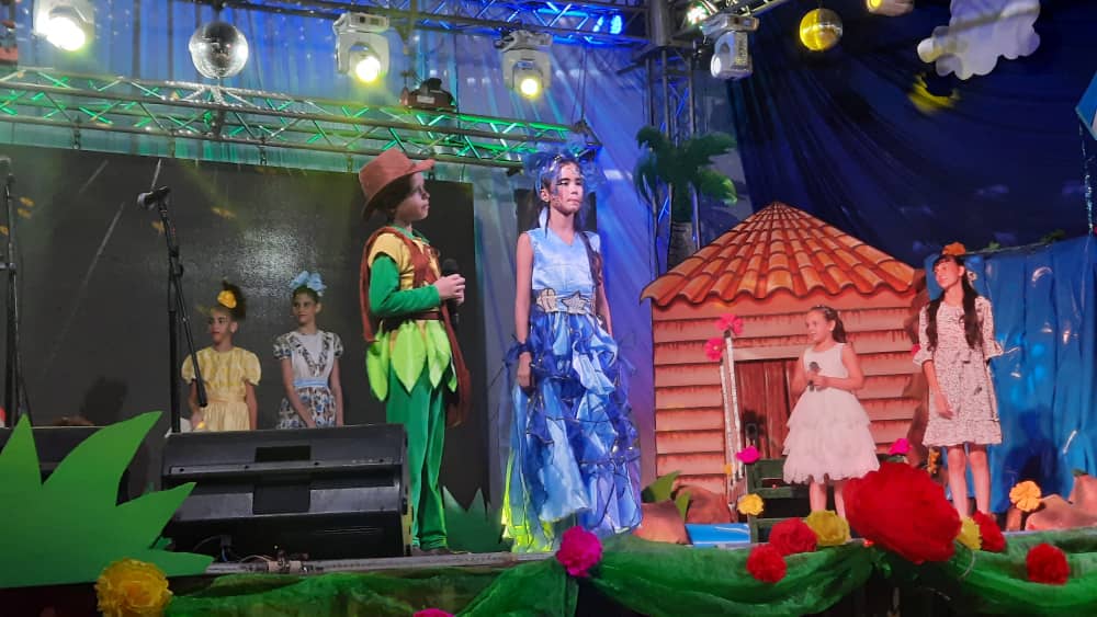 Actuaciones de los niños en el concurso "'Planeta Azul".