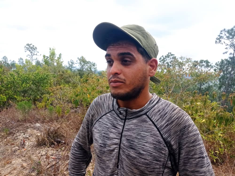 William Caro González cuenta entre los hombres que ayudaron a combatir el incendio forestal de muy grandes proporciones originado en Arenales, Minas de Matahambre.