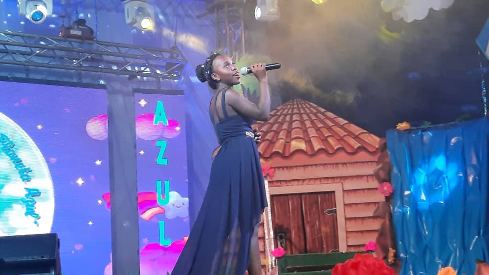 Actuaciones de los niños en el concurso "'Planeta Azul".