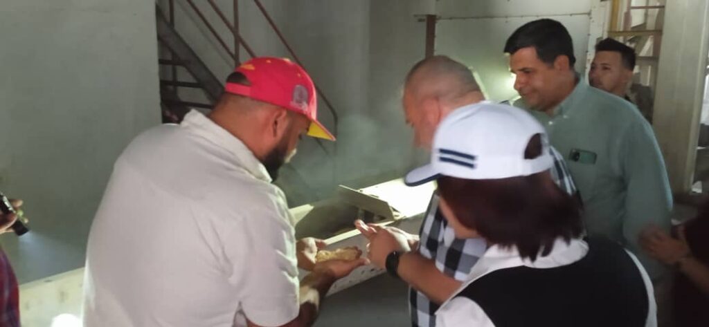 Marrero Cruz recorrió además la Unidad Empresarial de Base Industrial Camilo Cienfuegos.
