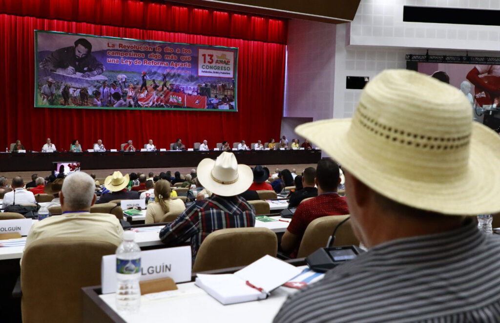 Campesinos cubanos ratifican compromiso con la producción agropecuaria.