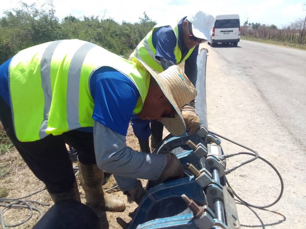 Redes hidráulicas en la carretera a La Coloma.