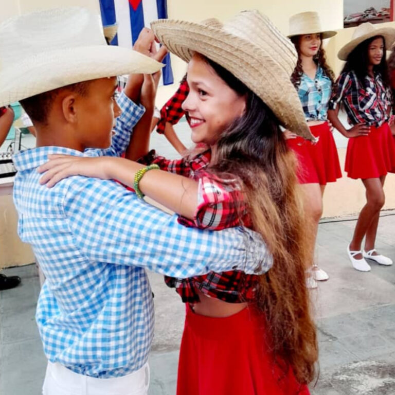 Entregan Premio Comunidad a grupo de creación artística en Pinar del Río