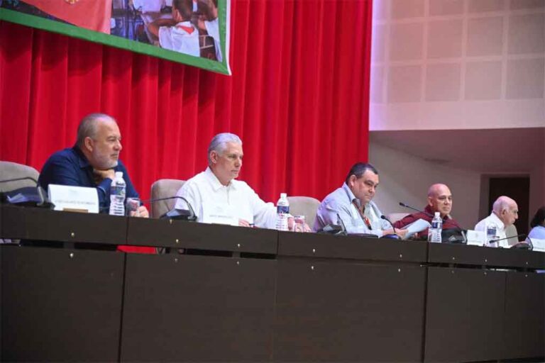 diaz canel en congreso de la anap