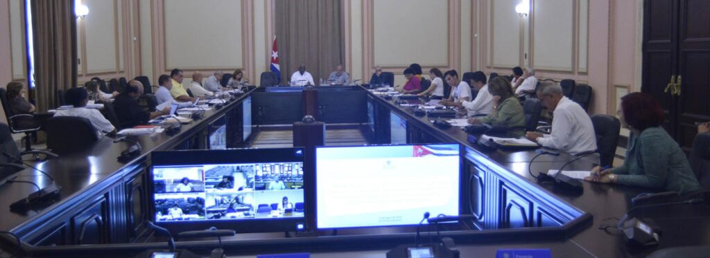 Integrantes del Consejo de Estado discuten las las acciones a desarrollar en la implementación del Programa de Gobierno para corregir distorsiones y reimpulsar la economía cubana.