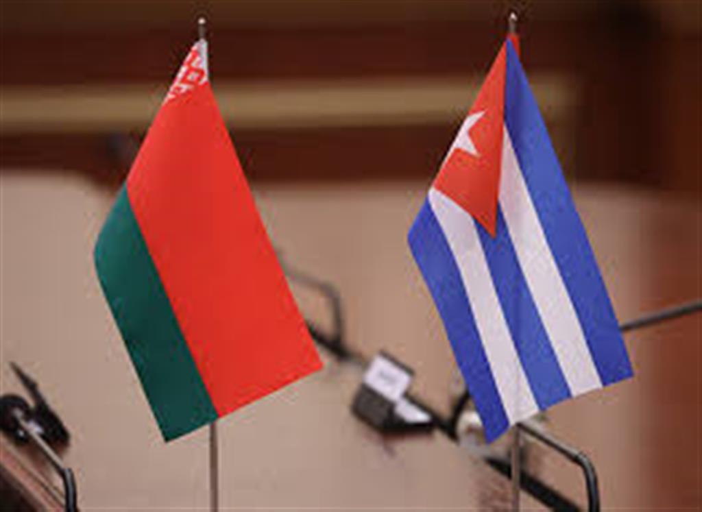 Banderas de Belarús y Cuba.