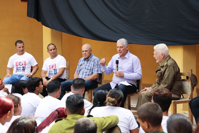 Díaz-Canel y Ramiro Valdés comparten con jóvenes pineros en emotivo homenaje a los Moncadistas.