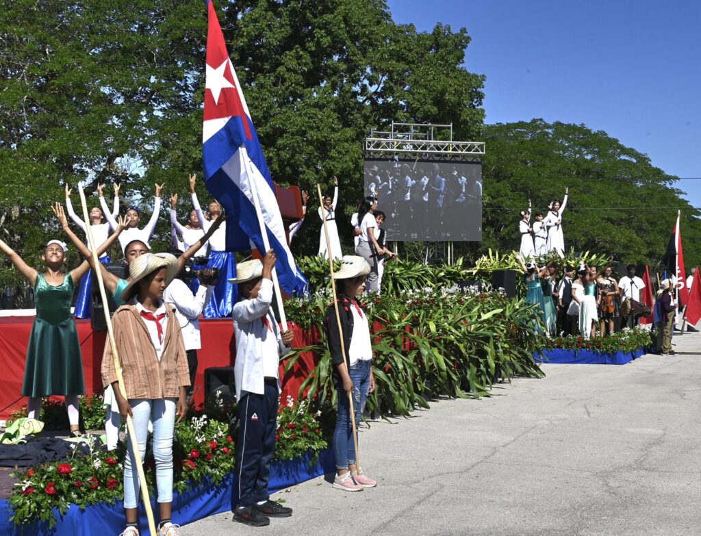 Cubanos rinden tributo a José Martí en el aniversario 130 de su caída en combate.