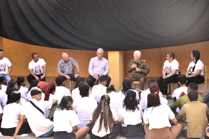 Díaz-Canel y Ramiro Valdés comparten con jóvenes pineros en emotivo homenaje a los Moncadistas.