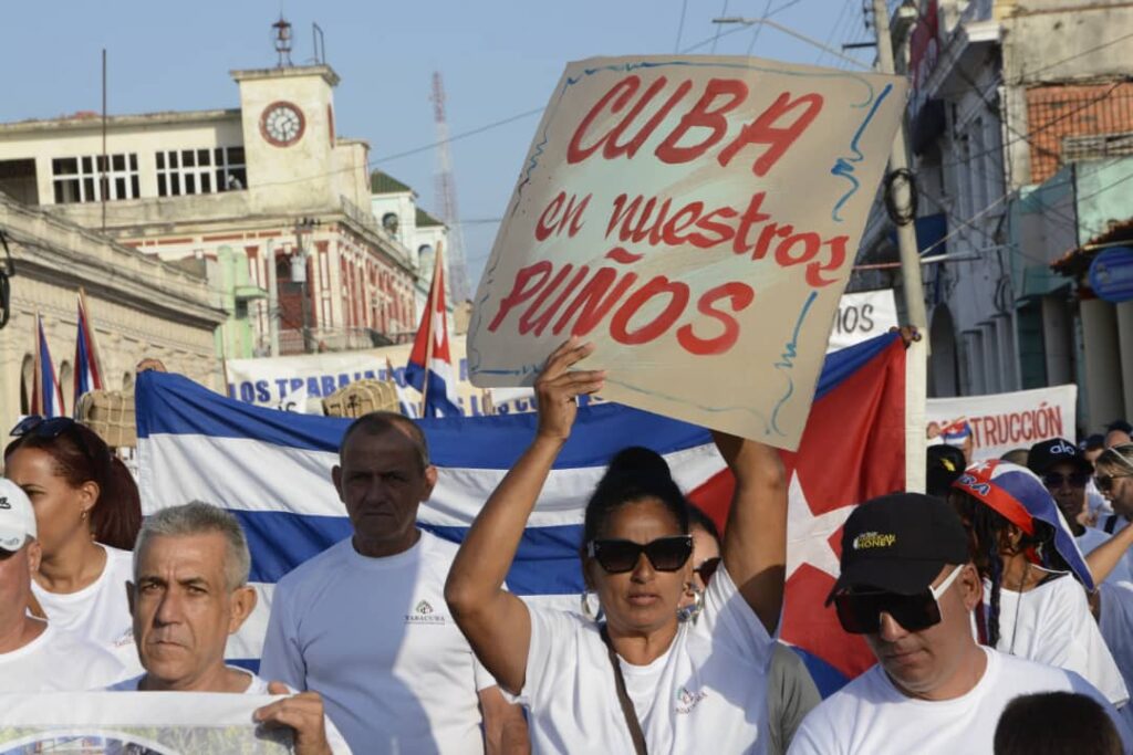 Trabajadores en el desfile del 1ro de Mayo.