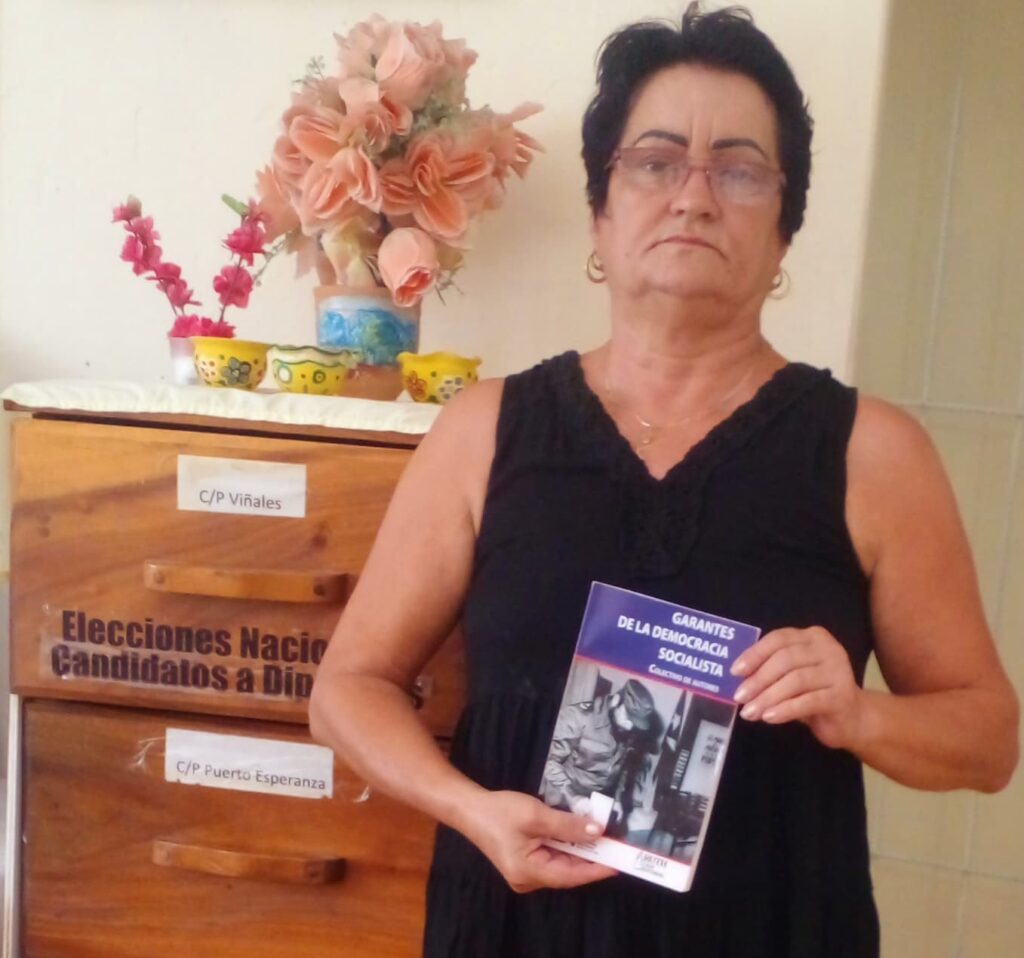 La viñalera Haydee Duartes Lemus ha formado parte de la organización de procesos electorales cubanos. Su historia se incluye en el libro "Garantes de la democracia socialista".