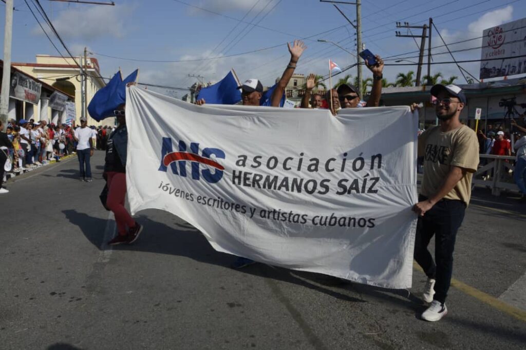Trabajadores en el desfile del 1ro de Mayo.