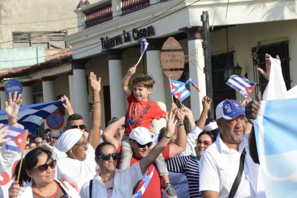 Trabajadores y familias en el desfile del 1ro de Mayo.