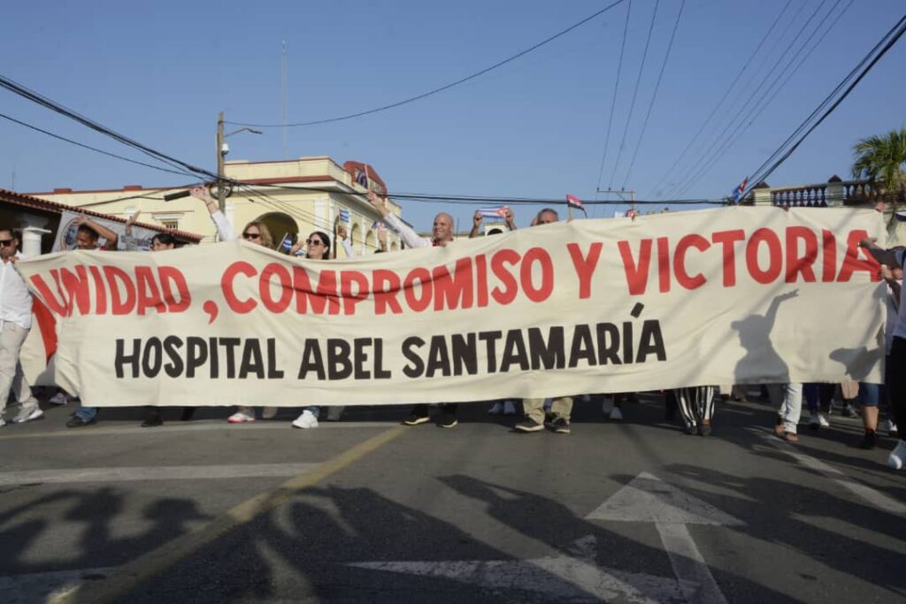 Trabajadores en el desfile del 1ro de Mayo.