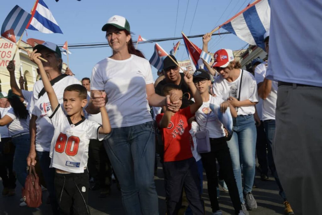 Trabajadores y familias en el desfile del 1ro de Mayo.