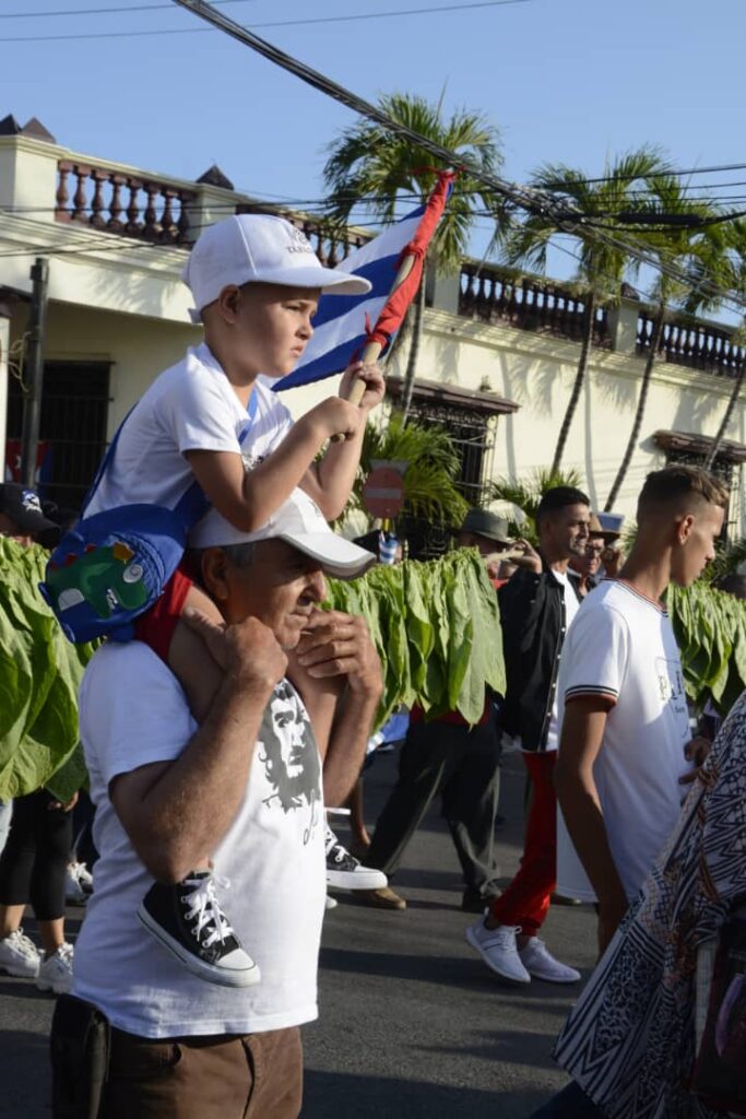 Trabajadores y familias en el desfile del 1ro de Mayo.