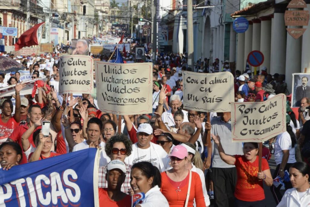 Trabajadores en el desfile del 1ro de Mayo.