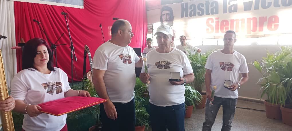 Condecoran a trabajadores destacados del sector tabacalero en Pinar del Río.