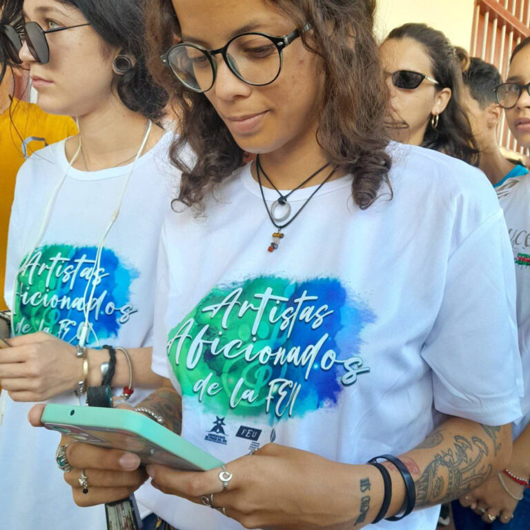Estudiantes universitarios y aficionados al arte