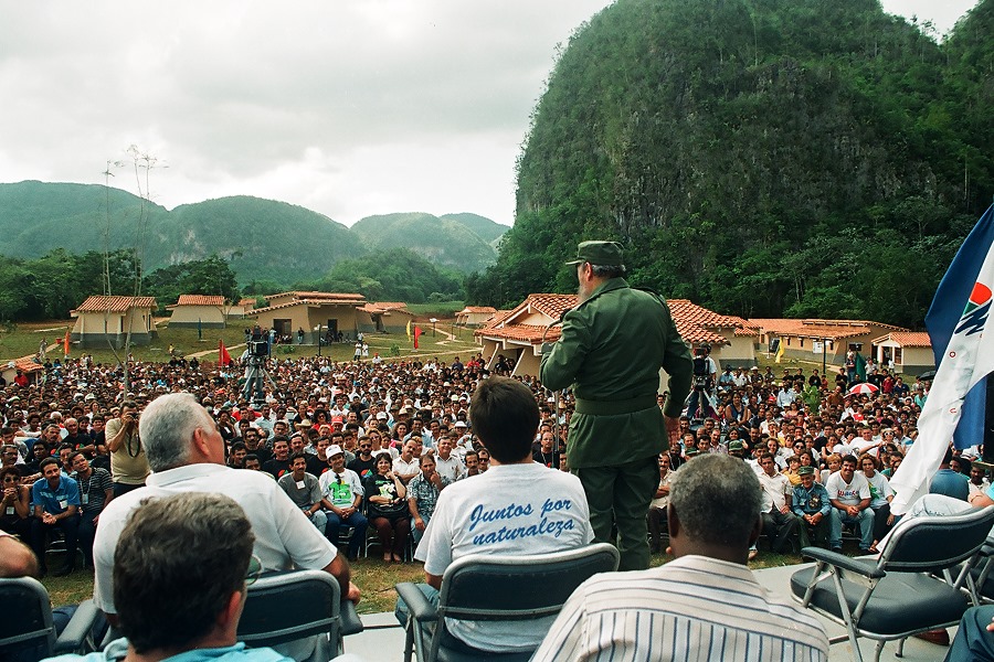 Fidel en el Campismo Popular Dos Hermanas en Viñales.