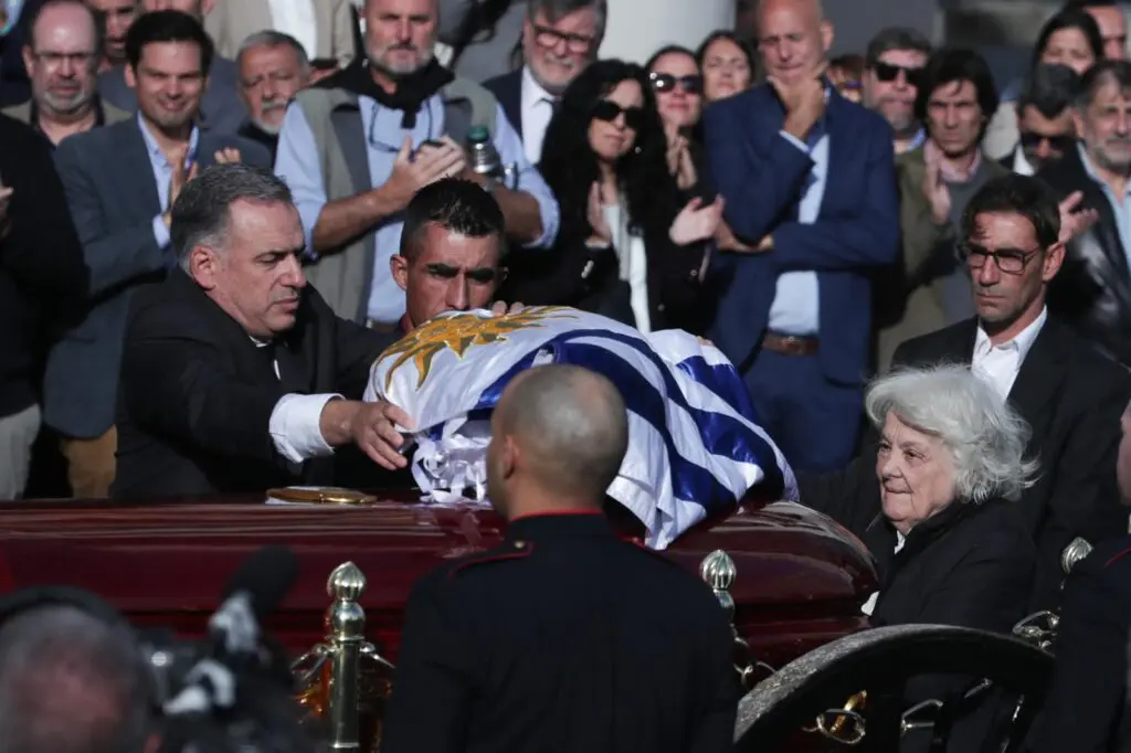 Yamandú Orsi cubrió el féretro de José “Pepe” Mujica con la bandera uruguaya.