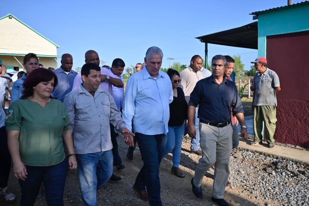 Díaz-Canel en la CCS 17 de Mayo, de Consolación del Sur, Pinar del Río.
