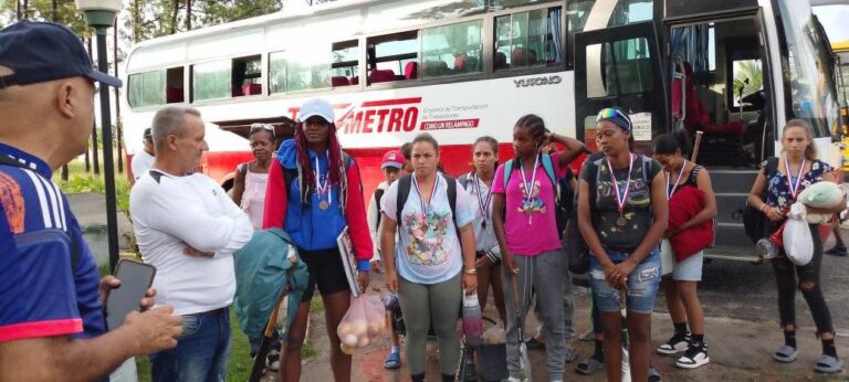 Pinar del Río recibe con honores a su equipo de béisbol femenino sub 18.