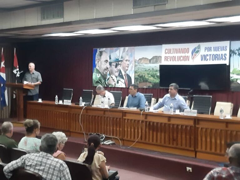Evalúa Ministro de Transporte situación del sector en Pinar del Río