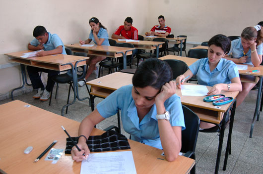 Alumnos en exámenes finales.