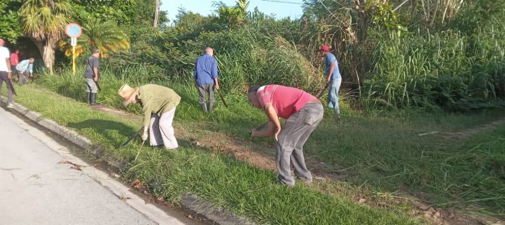 Apoyan trabajadores de la Agricultura labores de higienización comunal.