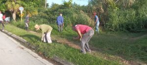 Apoyan trabajadores de la Agricultura labores de higienización comunal.