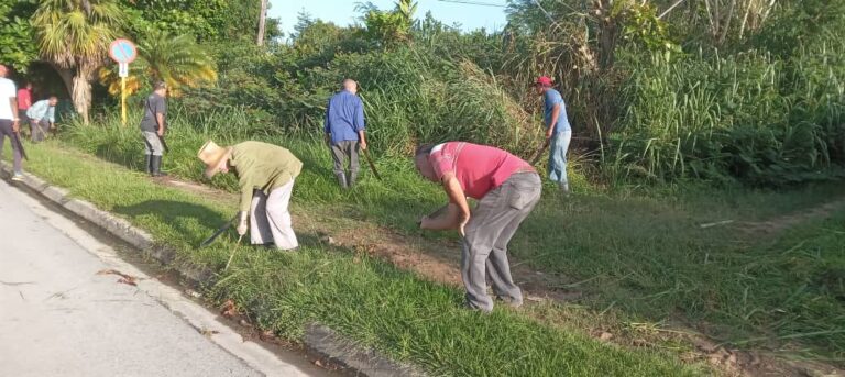 Apoyan trabajadores de la Agricultura labores de higienización comunal.