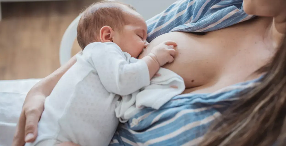 Lactancia materna: el mejor regalo de vida y salud para madres y bebés.