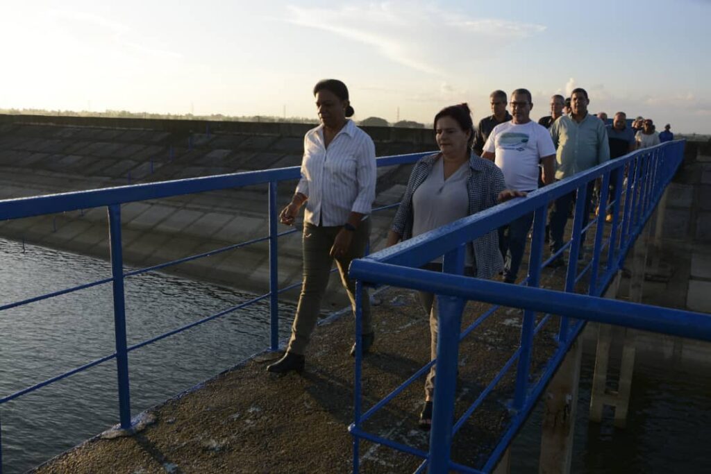 Vice Primera Ministra cubana chequea sistema hidráulico en Pinar del Río.