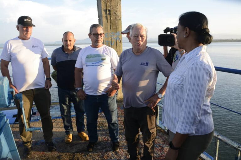 Vice Primera Ministra cubana chequea sistema hidráulico en Pinar del Río.
