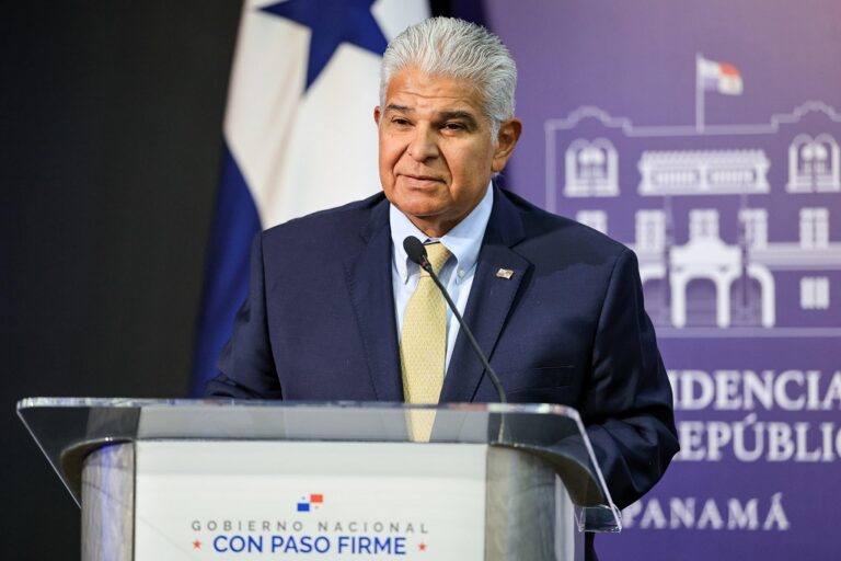 Gobierno panameño no puede alterar de manera unilateral tarifas del Canal, afirma Mulino
