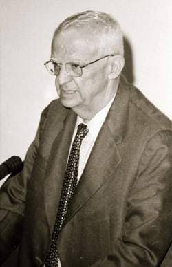 José Llanusa Gobel, organizador del Comité del Movimiento 26 de Julio, en el exilio, durante los últimos años de la tiranía de Batista. Ayudó en la adquisición de armas en Estados Unidos, con destino a los guerrilleros pinareños.