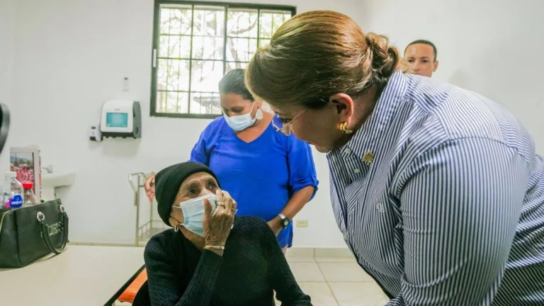 Presidenta de Honduras supervisa labores en nueva clínica oftalmológica gratuita