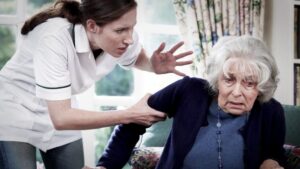 Lo que callan los abuelos: las formas de maltrato que normalizamos en la familia.