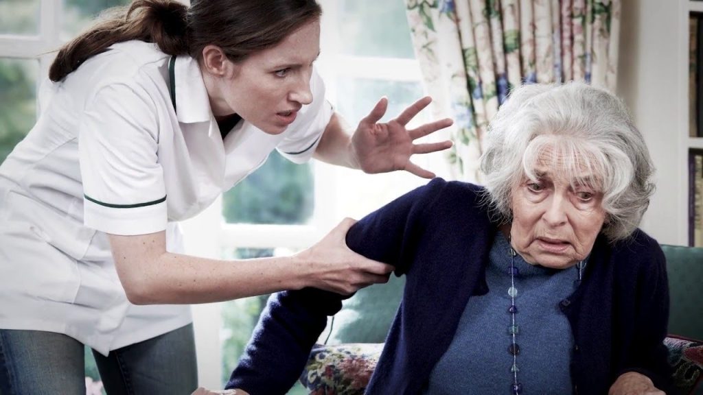 Lo que callan los abuelos: las formas de maltrato que normalizamos en la familia.