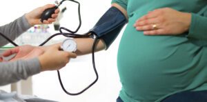 Hipertensión arterial en embarazo: riesgos y prevención.