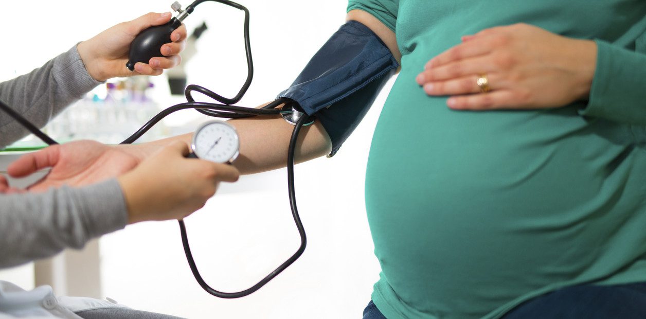 Hipertensión arterial en embarazo: riesgos y prevención.