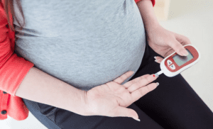 ¿Cómo manejar la diabetes gestacional? Factores de riesgo y complicaciones.