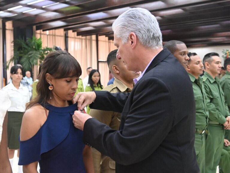 Díaz-Canel dialoga con jóvenes sobre presente y futuro de Cuba