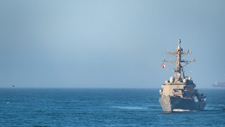 Irán desmiente la entrada de buques estadounidenses al estrecho de Ormuz